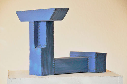 27 Skulptur.Fantasiegebäude. Holz blau gefasst. Oberteil bew