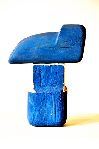30 Skulptur. Zwei blaue aufeinanderliegende Bauklötze. Holz.