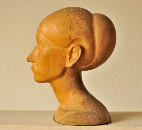 23  Skulptur. Portrait einer Studentin. Holz. Höhe 25 cm. 19