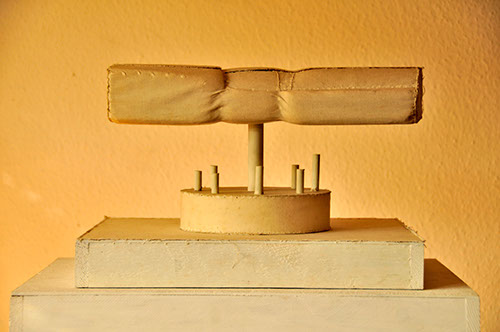 28 Skulptur. Holz auf begrenzter Plattform. Höhje 22 cm. 198