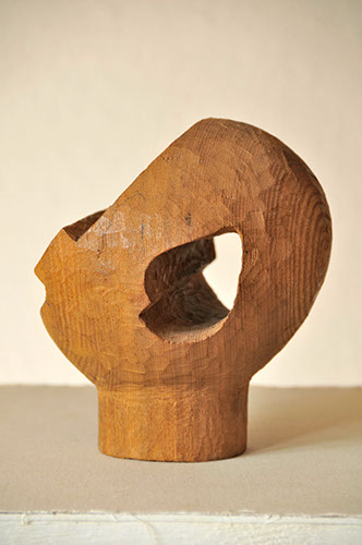 31 Skulptur.Durchblick. Holz. Höhe 18 cm. 19866